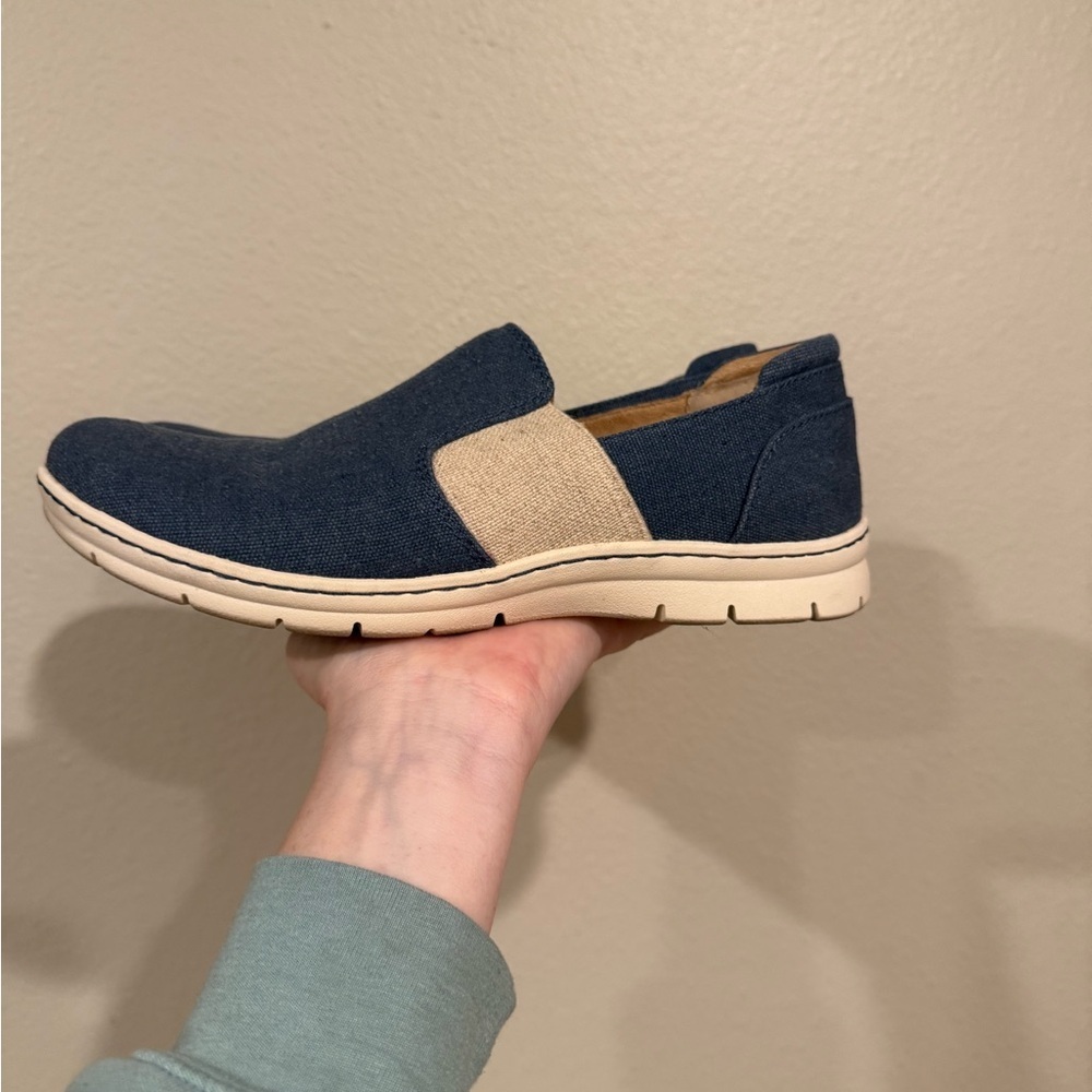b.o.c. Women's Navy and Tan Flats 8.5